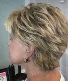 Example of lowlights with blonde highlighted hair Bobs 2023, Short Shaggy Hair, Short Layered Haircuts For Women, Short Textured Haircuts, Layered Haircuts For Women, Textured Haircut