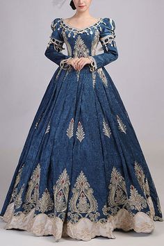 Fantasy Victorian Dress, Eccentric Prom Dresses, Traditional Italian Dress, Winter Fantasy Clothing, Medieval Dress Royal, Rennaisance Dress, Victorian Dress To Impress, Mid 1800s Fashion, Victorian Style Dresses