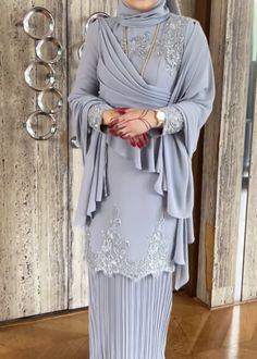 Kebaya Lace, Kurung Modern, Family Dress, Bride Dress Simple, Event Dress, Crazy Makeup, Muslimah Fashion Outfits, Designer Drapes, Grad Dresses