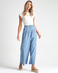 big trip indigo - pantalon en chambray taille haute pour femme Wide Leg Crop Pants Outfit, Indigo Pants, Chambray Pants, Elephant Pants, California Outfits, Trousers For Women, Chambray Fabric, Faded Denim, Trouser Style