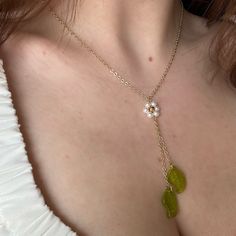 Necklace Simple Design, Simple Handmade Necklace, Dainty Handmade Jewelry, Glass Bead Jewelry Ideas, Handmade Jewelry Ideas Necklace, Summer Beaded Jewelry, Handmade Necklace Ideas, Handmade Jewellery Ideas, Simple Beaded Necklaces