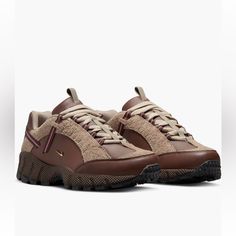 Jacquemus X Wmns Air Humara Lx 'Brown' In Women’s Size 10.5 100 % Authentic / Brand New / Never Worn Dropping As Part Of A Capsule Collection With The Parisian Fashion Label, The Jacquemus X Nike Wmns Air Humara Lx 'Ale Brown' Revives The '90s Outdoor Silhouette With A Refashioned Build. Simon Porte Jacquemus' Favorite Nike Model Features A Brown Leather Upper With Beige Hairy Suede Overlays. The Shoe's Two-Tone Webbing Eyelets Are Now Mostly Hidden, Though A Single Strand Extends Down And Aroun Jacquemus Branding, 90s Chocolate, Nike Air Humara, Jacquemus Shoes, Brown Basket, Basket Nike, Sneaker Nike, 95 Nike, Nike Models