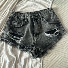 Bought These Thinking They Would Fit But They Are Too Small. Never Worn Though. Smoke Free Home Pet Free Home Black Baggy Shorts, Black Short Pants, Cut Jean Shorts, Baggy Jeans For Women, Shein Shorts, Oversized Tee Shirt, Body Outfit, Jeans For Short Women, Cute Simple Outfits