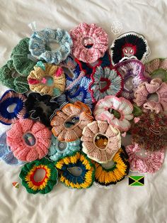 Summer crochet scrunchies ☀️ Knitted Things Ideas, Small Crochet Things To Sell, Crochet Projects For Markets, Cool Hair Accessories, Crochet Flower Scrunchie, Crochet Clips Hair, Crochet Crunchy, Market Crochet Ideas, Crochet Selling Ideas