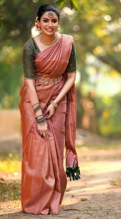 Bridal Sarees South Indian Pink, Bridal Saree Poses, South Indian Marriage Saree, South Indian Style Saree Draping, Kancheepuram Blouse Designs, South Look Saree, Silk Saree Poses, Simple South Indian Saree Look