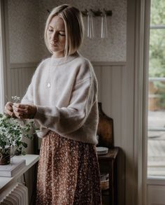 Homestead Women Outfits, Cottagecore Feminine Outfits, Cottagecore Minimalist Outfit, Winter Homestead Outfit, Dress And Sweater Combo, Folk Clothing Aesthetic, Cottagecore Mom Outfits, Feminine Homemaker Outfits, Homemaking Outfit