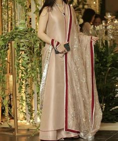 Silk Kameez Designs Pakistani, Choli Pose, Barat Outfit, Designer Sleeves, Long Kameez, Pakistani Fancy Dresses, Pakistani Dresses Casual, Pakistani Fashion Party Wear, Salwar Kamiz