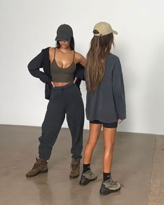 Cute Hike Outfit, Hiking Chic Outfits, Off Roading Outfit, Cool Hiking Outfit, Off Roading Outfit For Women, Hiking Style Women, Hiking Shoes Outfit, Womens Hiking Outfits, Outdoor Outfits For Women