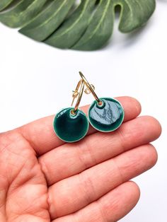 Emerald green round dangle earrings on gold plated hoop earring Made with porcelain clay which has been twice fired at temperatures between 900-1250 celsius. The clay has been hand cut whilst still 'leather hard', left to slowly dry over several days which is followed by bisque firing.  Pieces are handpainted and go through a glaze firing. This whole process takes at least a week to complete. Measurements:   Lengh: 20mm (32mm including earring wire) Width: 20mm Depth: 3mm Weight: 7g No gift boxe Handmade Ceramic Jewelry, Earring Wire, Porcelain Clay, Gifts For My Sister, Ceramic Jewelry, Etsy Earrings Dangle, Clay Creations, Earrings Etsy, Gorgeous Earrings