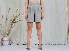 "AUNT GERTRUDE PRESENTS - vintage pleated shorts - 2 pockets - super high waist - materials: no label CONDITION (1-10 ❶❷❸❹❺❻❼❽❾ Great vintage condition. SIZE/MEASUREMENTS size from label: no label best fits: M waist: 28 inches (72 cm) hips: 42 inches (106 cm) rise: 13 inches (33 cm) length: 19 inches (48 cm) The model is 5'9\" (174 cm), measures 35-27-38 (90-69-96 cm) and wears size M" High Waist Pleated Bottoms For Summer, Pleated Knee-length Shorts For Work, Chic Short Pleated Bottoms, Summer Pleated High-waisted Pants, Elegant Pleated Short Bottoms, Elegant High Waist Pleated Shorts, Elegant High-waist Pleated Shorts, High Waist Vintage Shorts For Workwear, Vintage High Waist Shorts For Workwear