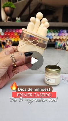 a hand holding a container with candles in it and the words dica de milhoes primer casero