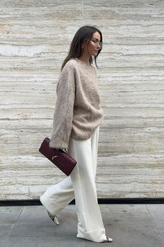 Monochromatic Cream Outfit, Monochrome Cream Outfit, Nyc Ootd, Casual Chique Stijl, Cream Outfit, Loose Pullover Sweater, Western Style Shirt, Street Style Fall Outfits, Cashmere Sweater Women