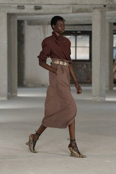 Dries Van Noten Spring 2025 Ready-to-Wear https://www.vogue.com/fashion-shows/spring-2025-ready-to-wear/dries-van-noten/slideshow/collection#16 Mocha Mousse, Trendy Fall Fashion, Spring 2025, Brown Shirt, To Wear, Evening Jackets, Amazing Ideas, Vogue Runway