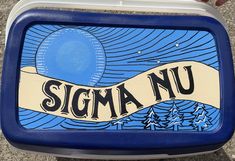 there is a blue and white lunch box with the word stigma nu on it's side