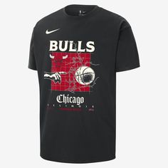 Show your hoops allegiance in this loose-fitting Chicago Bulls T-shirt. Front graphics let everyone know who your squad is, whether you're courtside or streetside. Dropped shoulders, longer sleeves and a roomy fit through the body and hips give the Max90 tee a relaxed and casual look. Bulls T Shirt, Nba T Shirts, Nike Nba, Chicago Bulls, Casual Look, Men's Nike, Black Fashion, Nike Men, Casual Looks