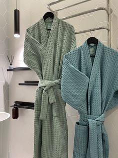 "Waffle men and woman dressing gown with pockets made from 100% cotton fabric. These unisex robes are comfortable, practical and lightweight and available in different colors and sizes. Great gift for you lovely people! Please use your largest measurements as a reference for choosing the best size ::WOMAN SIZE:: S/M: Bust: 33-37\" Waist: 26-28\" Hip: 37\" Sleeve length:16\" Length robe:38\" Pocket: 7\"W x 8\"D Belt: 73\"L x 1.9\"W M/L: Bust: 37-40\" Waist: 29-32\" Hip: 41\" Sleeve length:18\" Le His And Her Bath Robes, Waffle Dressing Gown, Cotton Robes For Women, Dressing Gown Aesthetic, Groomsmen Robes, Cute Robes, Shower Robes, Womens Robes Long, Comfy Robe