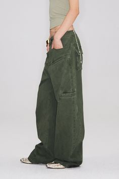 Reinvented Utility with a Sleek Touch Elevate your casual wardrobe with these Structured Baggy Green Cargo Pants. These pants blend utility and style with their multiple pockets and strategic cuts that enhance the silhouette without overwhelming. The light wash adds a touch of vintage appeal, ensuring comfort and style go hand-in-hand. Style #: WWAJ016 Cargo Pant Photoshoot, Baggy Linen Cargo Pants, Green And Beige Outfit, Baggy Green Cargo Pants, Cargo Pants Women Baggy, Baggy Pants Women, Womens Cargo, Hand Style, Tank Top Skirt