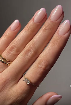 pink French tip nails: milky white base with baby pink French tips French Manicure Long Nails, Pink Tip Nails, Nails Classic, Pink French Nails, Nails Classy, Light Pink Nails, Subtle Nails, Simple Gel Nails, Minimal Nails