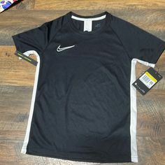 Nwt, Nike Dri Fit Tee Basic Black Nike Top, Nike Dri Fit Outfits, Black Nike Shirt, Swag Hats, Drip Fits, Dome Structure, Black Short Sleeve Shirt, Nike Fit, Cool Fits