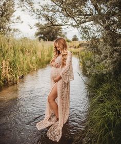 Gorgeous Maternity Photos, Hair Ideas For Maternity Pictures, Boho Maternity Dresses For Photoshoot, Long Maternity Dress, Maternity Pictures Unique, Bohemian Fitted Maternity Dress For Wedding, Fitted Bohemian Maternity Dress For Wedding, Girl Maternity Shoot Ideas, Spring Maternity Photos Outfits