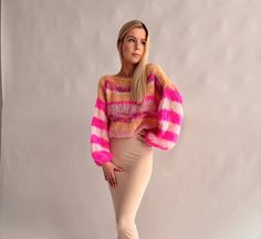 🌸🍑 Pink Peach Fluffy Mohair Sweater 🍑🌸 Embrace a burst of color and comfort with our Pink Peach fluffy sweater! This dreamy mohair sweater combines the luxurious feel of pull mohair with a chic, playful design. Perfect for brightening up any day, this colorful sweater features a modern geometric sweater pattern with subtle striped details, making it a standout addition to your wardrobe. This cropped sweater boasts balloon sleeves that add a touch of whimsy and elegance, perfect for those who Pull Mohair, Pull Rose, Loose Knit Sweater, Geometric Sweater, Sweater Cropped, Fluffy Sweater, Slouchy Sweater, Cropped Pullover, Loose Knit Sweaters