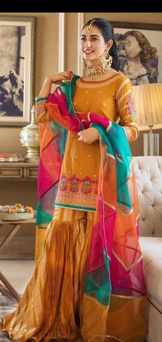 Net Dress Design, Pakistani Mehndi Dress, Sarah Khan, Mehndi Dress, Punjabi Salwar, Mehendi Outfits, Dress Fancy, Bridal Dresses Pakistan