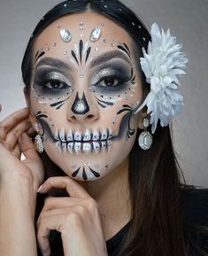 Mexican Makeup, Catrina Costume, Glam Skull, Skull Makeup Tutorial, Mexican Halloween, Sugar Skull Costume