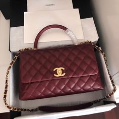 CC Handbag With Top Handle Dark Red For Women 11in/28cm Rep 1:1 Measurements: 28 x 18 x 12 cm/ 11 x 7 x 4.7 inches (Length x Width x Height) Chain Dark Red Zipper inside Gole-toned hardware Include dust bag. This product is of the best quality. Chanel Handbags Collection, Chanel Handbags Classic, Stylish Handbags, Fashion Top, Evening Clutch Bag, Chanel Black, Chain Shoulder Bag, Shopping Tote, Chanel Handbags