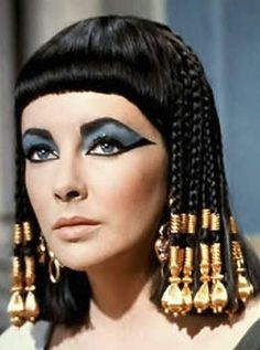 Cleopatra's eye make up Cleopatra Make-up, Ancient Egyptian Makeup, Egyptian Make Up, Egyptian Eye Makeup, Cleopatra Makeup, Cleopatra Halloween, Egyptian Makeup, Starověký Egypt