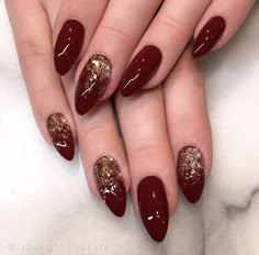 Bridal Nails Wedding Red And Gold, Red Nail Extensions Designs, Dark Bridal Nails Wedding, Bridal Extensions Nails, Golden Glitter Nail Art, Red Gold Manicure, Bridal Red Nail Art, Bridal Nails Red Wedding, Nails For Red Outfit