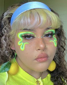 Makeup Looks Full Face Crazy, Trippy Eye Makeup, Squiggle Eyeliner, Drip Makeup Look, Trippy Makeup Looks, Dopamine Makeup, Funky Makeup Creative, Unique Makeup Ideas Creative, Rave Face Paint