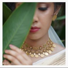 Antic Jewellery Designs, Choker Necklace Designs Gold Indian, Gold Earrings Studs Simple, Vintage Indian Jewelry, Temple Jewellery Earrings, Indian Choker Necklace, Indian Wedding Jewelry Sets