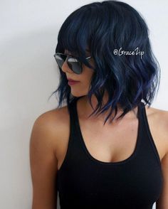 trendy-short-soft-wavy-dark-bob-hairstyle Спонж Beauty Blender, Bob Style Haircuts, Dark Blue Hair, Wavy Bob Hairstyles, Medium Bob Hairstyles, Hot Hair Styles, Short Hairstyle, Short Haircut, Short Hair With Bangs