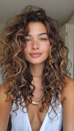 Mid Tone Brown Hair, Best Hair Color For Filipina Skin, Brown And Ginger Hair, Curly Hair Color Ideas, Curly Hair Color, Hair Color For Brown Skin, Rambut Brunette, Dark Curly Hair, Dyed Curly Hair