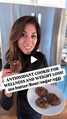 Solmaz Amirnazmi MD, DipABLM - Healthy Weight Loss Expert on Instagram: "So excited to share the recipe for my NO BUTTER/FLOUR/SUGAR/EGG ANTIOXIDANT COOKIE FOR WELLNESS AND WEIGHT LOSS with you!!

This cookie has it all! From protein to fiber to disease-fighting antioxidants it’ll keep you satiated, energized, fit and help propel you towards your health and weight loss goals🙌🏻 !!💃🏻💃🏻 

Aaaaand as a bonus, it has only 5 superfood ingredients and is ready in under 30 minutes!!

Hope you try this one out soon and feel energized and goooooood 😎😁☀️

HOW TO MAKE:
Preheat oven to 350 degrees.
In a large bowl, mash 4 bananas. Add 1 cup ground flaxseed, 1.5 tablespoons chia seeds, 6 tablespoons real peanut butter and a few shakes of cinnamon…mix together well. Fold in dark chocolate chips/c Peanut Butter Cookies For Diabetics, Superfoods Recipes, 4 Bananas, Feel Energized, Banana Dessert, Sugar Eggs, Health Dinner Recipes, Healthy Cookies, Healthy Sweets