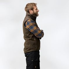 Warm, thick fleece vest that is knitted on the outside and softly brushed on the inside. G-1000 reinforcement across the shoulders for extra durability, which is practical when carrying a backpack. Perfect as a warm middle layer when skiing and can also be worn when you are relaxing in the cabin. Two side pockets and one breast pocket. Zipper in the front with protective flap at the chin. Regular fit. Trekking Jacket, Save The Arctic, Hunting Backpacks, Small Travel Bag, Functional Clothing, Laptop Shoulder Bag, Hunting Jackets, Tent Accessories, Jacket Parka