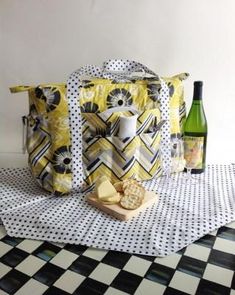 Napa Valley Picnic Tote Christmas Quilting Projects, Wallet Sewing Pattern, Picnic Tote, Picnic Essentials, Christmas Quilt Patterns, Perfect Picnic, Picnic Bag, Purse Organization, Christmas Quilts