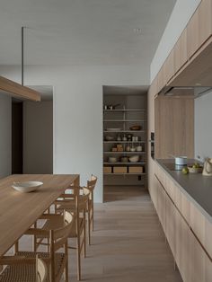 the kitchen is clean and ready to be used for dinner or lunchtime, with no one in it