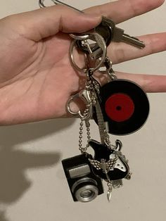 Keys On Carabiner, Keys On Keychain, Carabiner Keychain Ideas, Cool Keychains For Car Keys, Cool Keychains Aesthetic, Keychain Inspo Car Keys, Keys Aesthetic Keychain, Cool Key Chains, Carabeaner Keychain