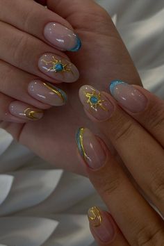 Searches have suddenly gone up. 📸 reina.nailart Greek Goddess Nails, Trending Manicure, Goddess Nails, Festive Christmas Nails, Christmas Tree Nails, Winter Manicure, Tree Nails, Winter Nails Acrylic, Christmas Nails Easy