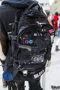 Japanese Punk Backpack, Punk Fits, Punk Guy, Punk Bag, Punk Fashion Diy, Alt Clothes, Punk Patches, Street Punk, Battle Jacket