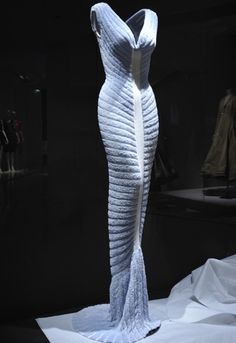 Azzedine Alaia’s 1993 “houppette” (powder puff) dress. Fashion 1990s, Puff Dress, Collection Couture, 1990s Fashion, Va Va Voom, Vintage Couture, Kylie Jenner