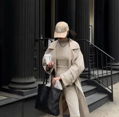 𝐬𝐡𝐨𝐩 𝐭𝐡𝐞 𝐥𝐨𝐨𝐤 𝐛𝐞𝐥𝐨𝐰 <𝟑 monotone beige outfit, warm winter outfit, trench coat, minimalist, basic outerwear, city fashion, light khaki Capsule Wardrobe Street Style, Warm Winter Outfit, Outfit Trench, Outfits New York, Style Inspiration Classic, Winter Outfits Warm, City Fashion, Beige Outfit, New York Aesthetic