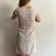 ⚡️Free shipping when you spend 100€⚡️ ⚡️Vintage short dress, linen fabric with cotton details on the sides, in excellent condition. ⚡️Size- XS-S-M. ⚡️No labeled. ⚡️In excellent vintage condition. ⚡️Reference model size M, height- 178 cm, weight- 60 kg. ⚡️Measurements: - Armpit to armpit, flat taken: 17,7 inch // 45 cm. - Length: 32,3 inch // 82 cm. - Waist, flat taken: 15,3 inch // 39 cm. - Hips, flat taken: 19,7 inch // 50 cm. ⚡️If you have any questions, feel free to contact me, I will be happ Linen Mini Dress For Daywear, Fitted Unlined Linen Dress, Fitted Linen Mini Dress Knee-length, Fitted Linen Mini Dress For Daywear, Fitted Knee-length Linen Mini Dress, Linen Short Sleeve Mini Dress, Casual Unlined Linen Dress For Daywear, Summer Linen Dress With French Seams For Daywear, Casual Fitted Tunic Midi Dress