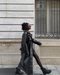 Leather trench coat, fall outfit for 2022, black boots, neutral outfit Black Leather Trench Coat Outfit, Leather Trench Coat Outfit, Coat Fall Outfit, Boots Neutral, Black Leather Trench Coat, Trench Coat Fall, Outfit Grunge, Trench Coat Outfit