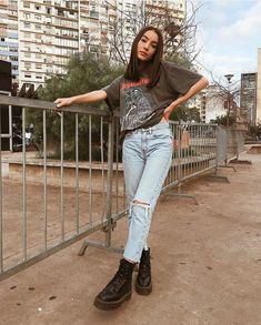 Formas en las que puedes lograr un ‘Aesthetic Outfit’ con tus jeans Boyfriend Jeans With Doc Martens, Bustier Outfit, Dr Martens Outfit, Doc Martens Outfit, Goth Outfit, Trendy Spring Outfits, Mode Tips, Shein Outfits, Hipster Outfits