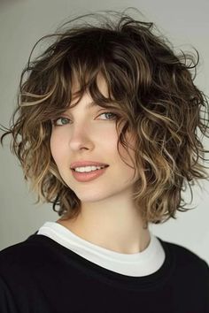 Locken Bob mittellang: 66+ Schnitte für dynamische Wellen - hairtastic.de Wavy Bangs, Corte Bob, Bangs With Medium Hair, Bob With Bangs, Wavy Bobs, Short Curly Hair, Gray Hair