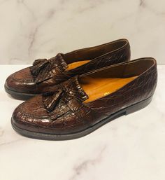 Mocasines con borlas de cocodrilo marrón "Novara" de Salvatore Ferragamo para hombre | eBay Alligator Dress Shoes, Brown Leather Dress, Men's Wedding Shoes, Italian Suit, Crocodile Shoes, Gentleman Shoes, Salvatore Ferragamo Men, Gq Style, Ferragamo Men