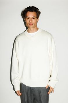 Precisely tailored for an oversized, relaxed fit with dropped shoulders, ribbed edges and long sleeves. Crafted from 100% plush cash-wool™, an ultra-premium heavyweight wool woven to mimic the natural softness of cashmere. A reimagined wardrobe staple that combines considered proportions and luxurious craftsmanship. White Oversized Sweater, Oversized Aesthetic, Soft Tailoring, Stockholm Style, Men Stylish Dress, Fitted Turtleneck, Oversized Crewneck, Extra Long Sleeves, Vintage Fits