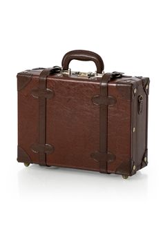 This luggage bag is the perfect everyday companion, featuring a long strap for comfortable and hands-free carrying. The ergonomic design is comfortable and stylish, ensuring you can go about your day with ease. Vintage Luggage, Caramel Brown, Luggage Bag, Ergonomics Design, Ergonomic Design, Hands Free, Luggage Bags, Caramel, United States